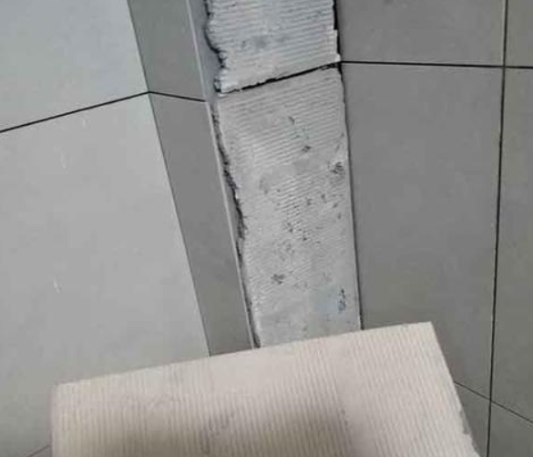 江岸瓷砖空鼓维修公司分享下厨房瓷砖脱落的补救措施。